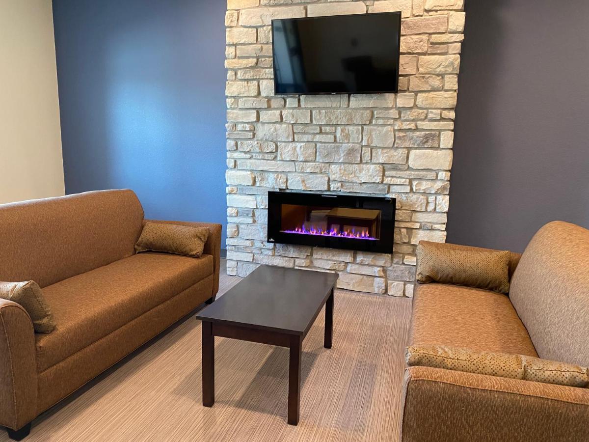 Cobblestone Inn & Suites - Forest City Екстер'єр фото